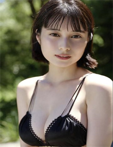 《男生和男生一起打扑克》
